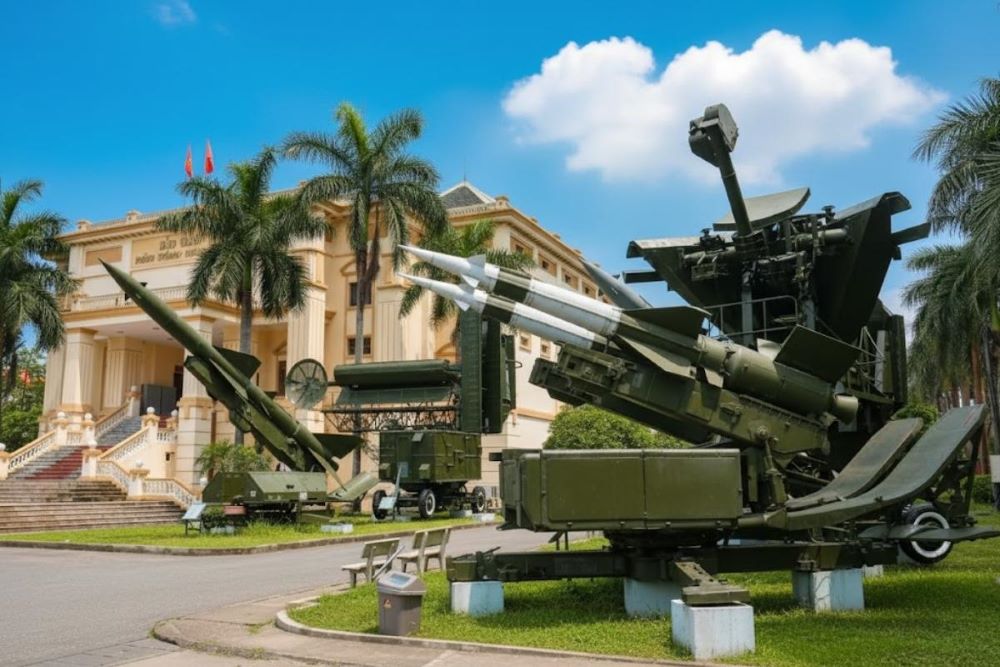 Khu trưng bày ngoài trời gây ấn tượng mạnh với các hiện vật chiến tranh có giá trị lịch sử to lớn, nhiều khí tài từng lập chiến công vang dội